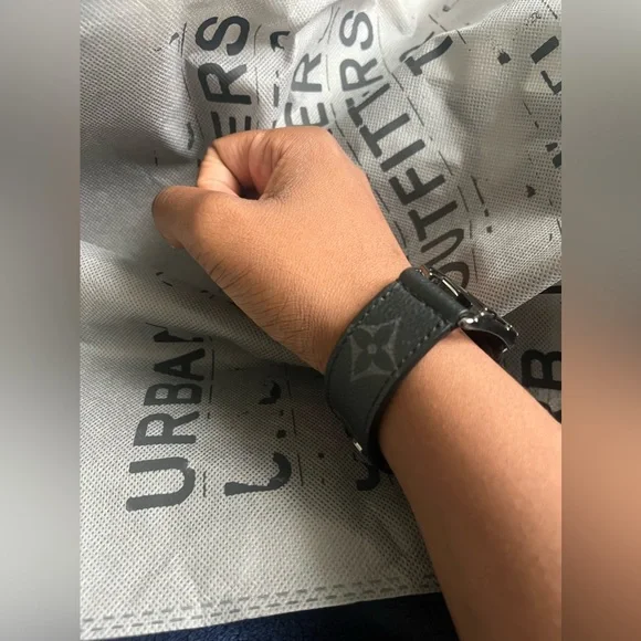 Louis Vuitton - Picture 4 of 4